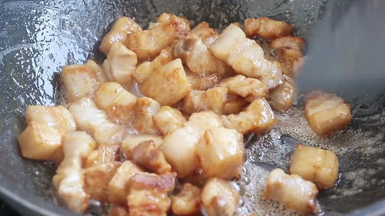 廚師教你紅燒肉的做法，軟糯香甜，肥而不膩，過年吃著真香