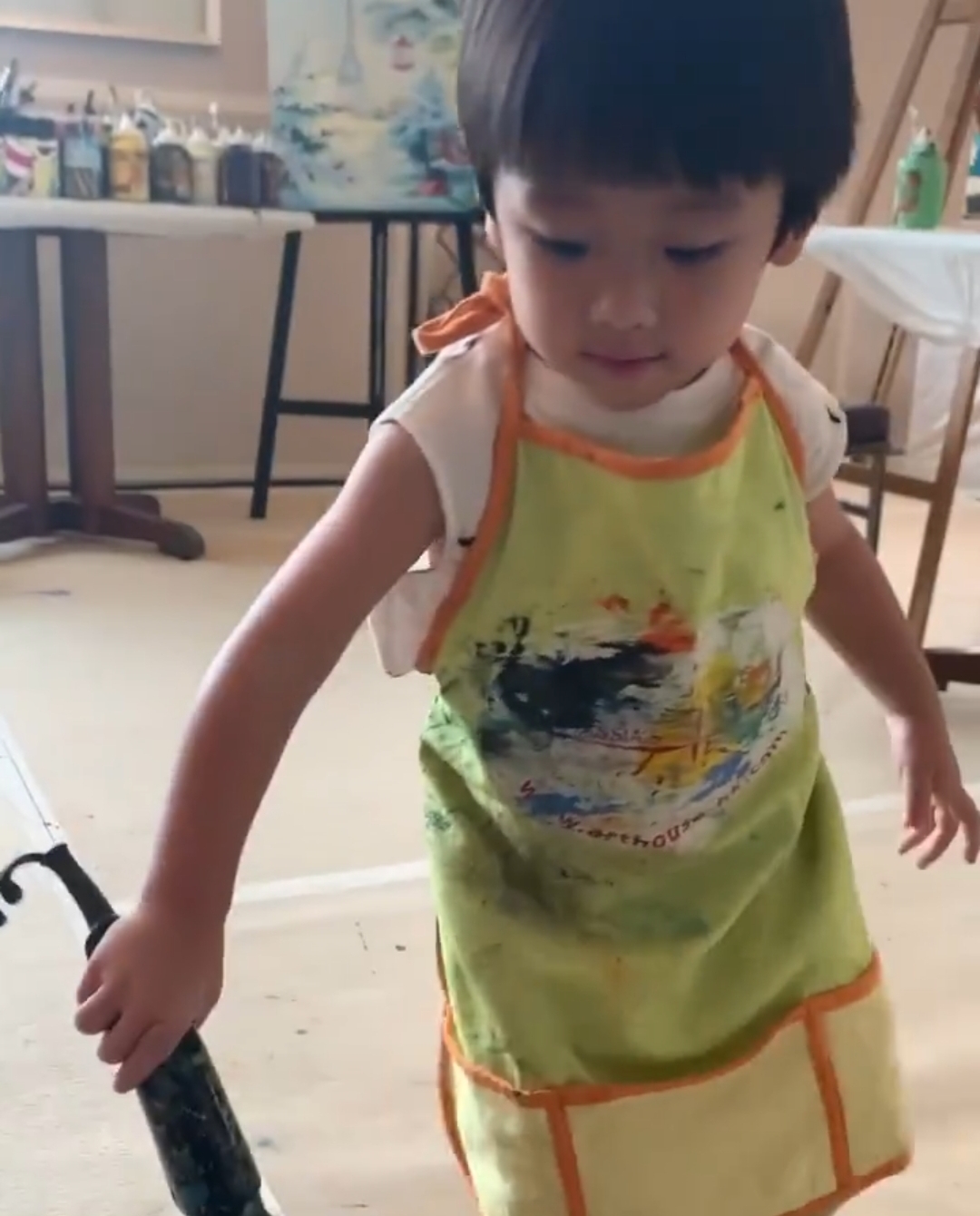 郑嘉颖小22岁娇妻陈凯琳晒生活日常庆生，一家四口泳池玩水超幸福