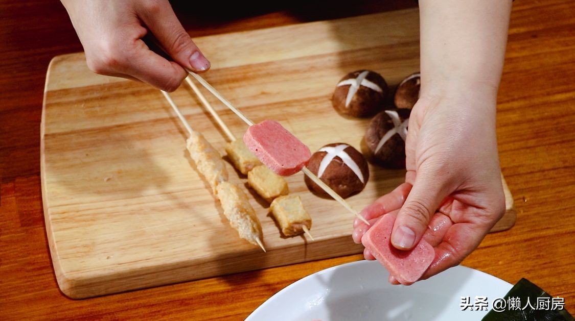 萝卜不直接吃，切成块下锅熬汤，配上火锅丸子，在家做懒人关东煮