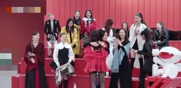 浪姐2造型被吐槽？周笔畅礼服上百万，而张馨予只穿几百运动服