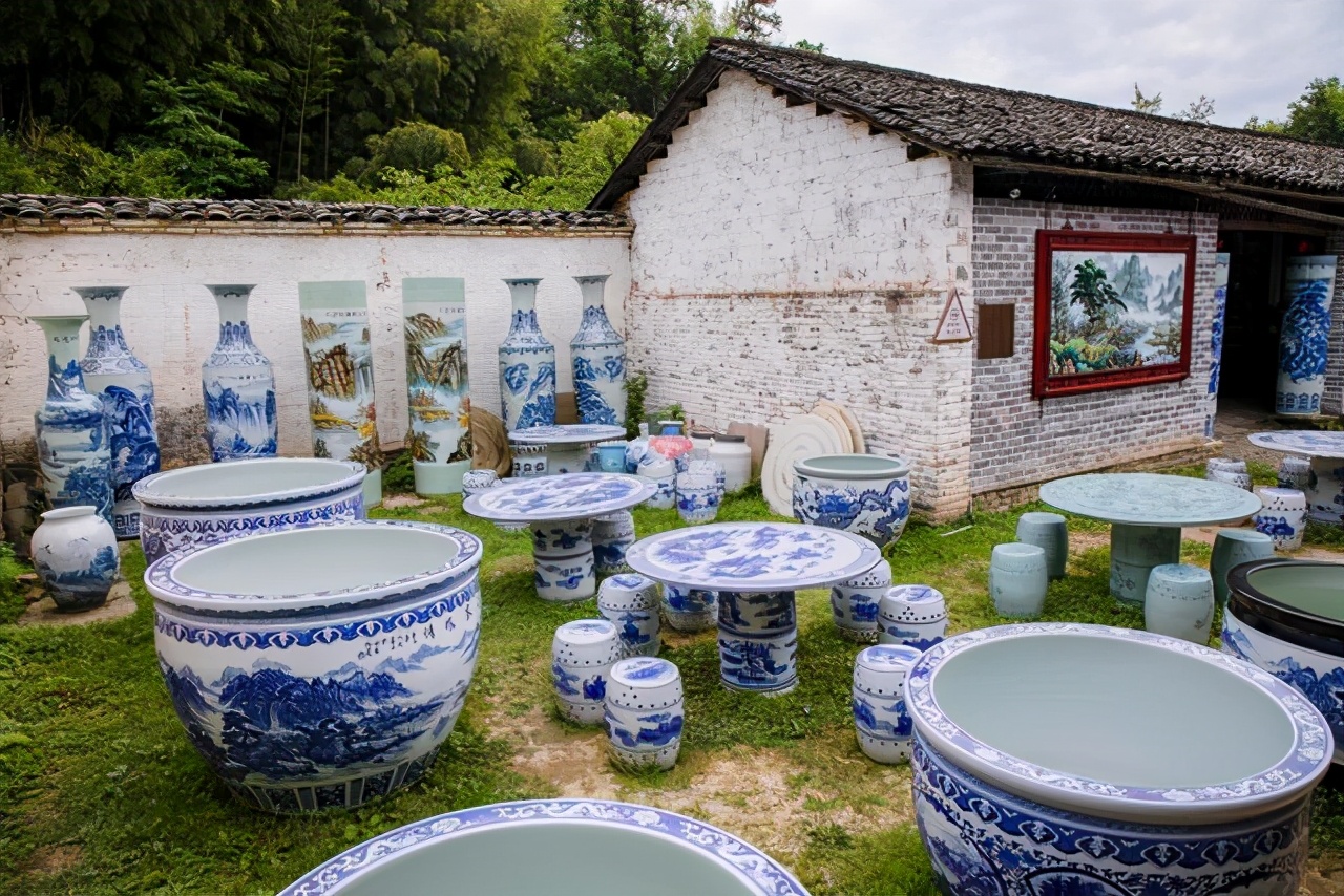 从陶土变为精美瓷器，在古窑民俗博览区有世界最古老的制瓷生产线