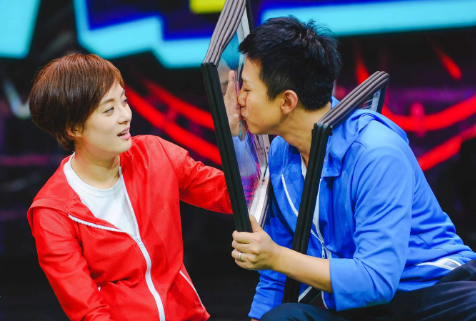 翻车了！邓超结婚纪念日秀恩爱引争议，孙俪的