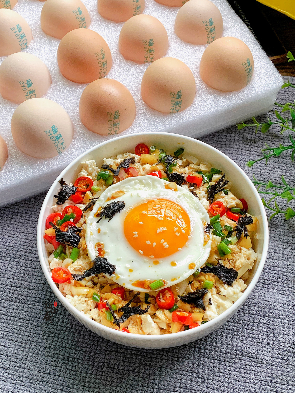 豆腐别再炖着吃了，教你懒人吃法，简单一拌，好吃到停不下来