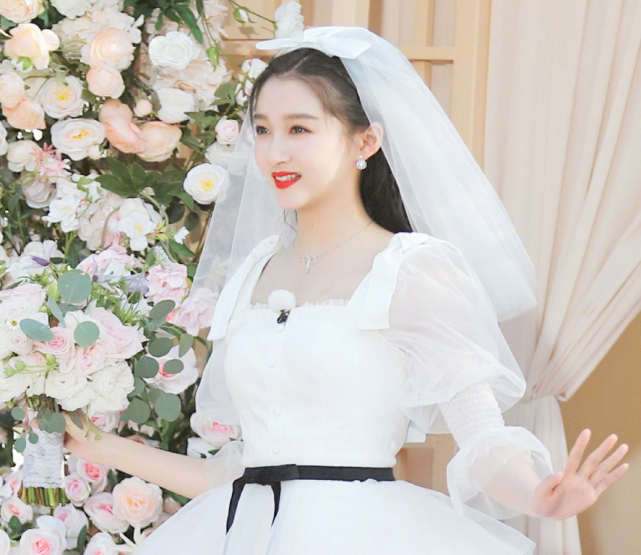 一直被嘲身材太壮，当关晓彤穿上“婚纱”亮相