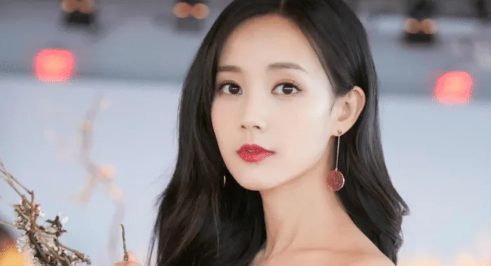 本是赵丽颖替身，却趁颖宝怀孕时疯狂接戏，成