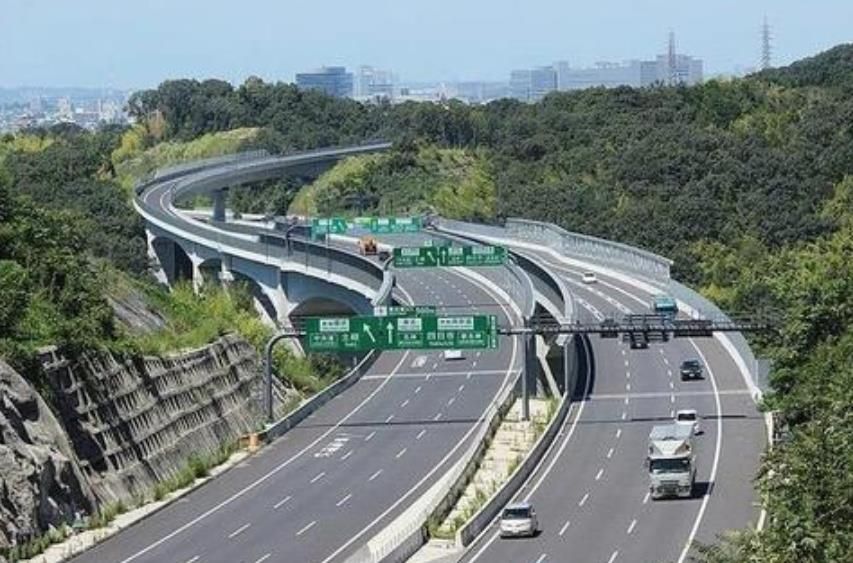 看看日本的高速公路：跟我国比已经是落后了，主要是细节上做得好