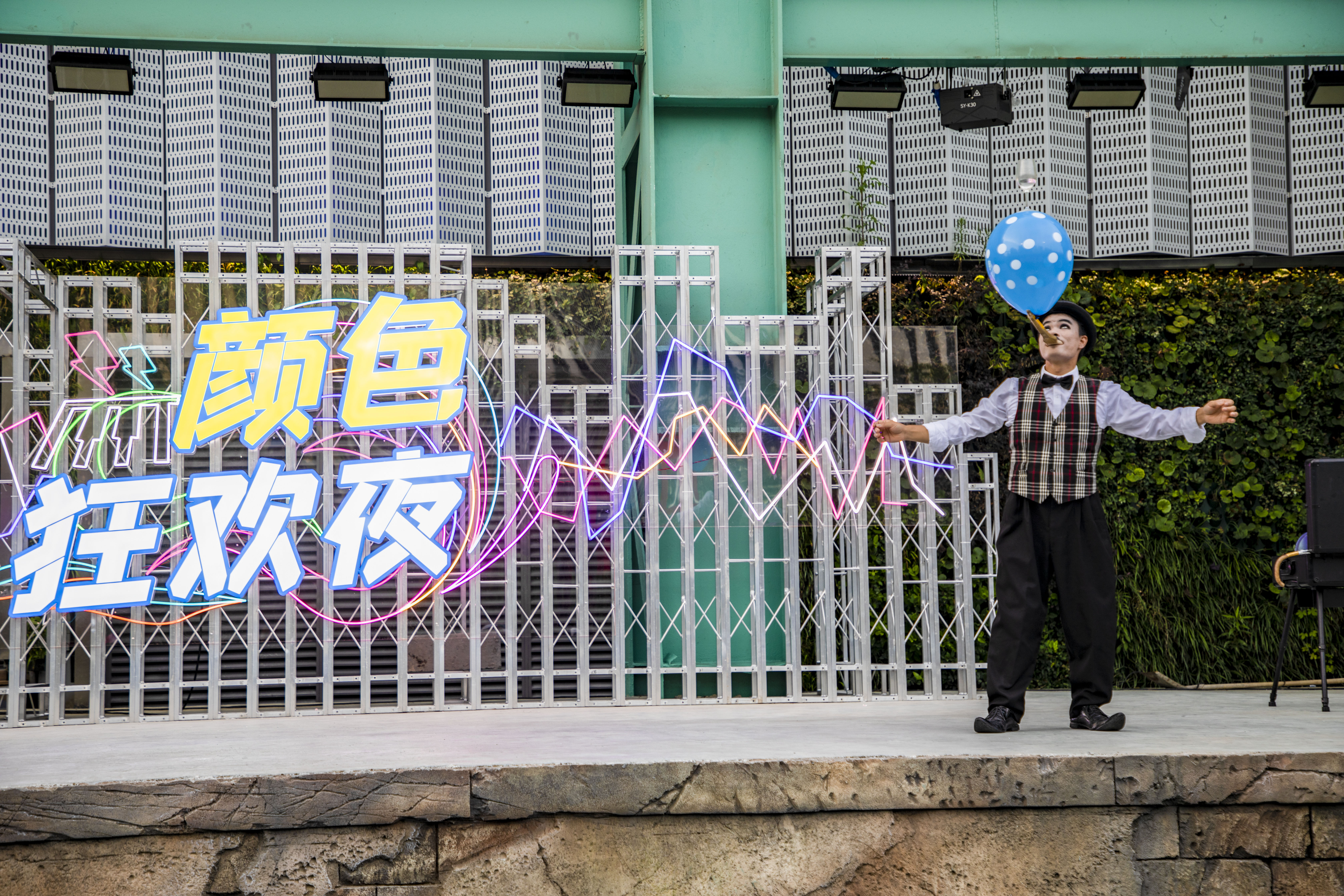 夜游上海新去处，这里有精彩的表演，也有让人沉醉的城市夜景