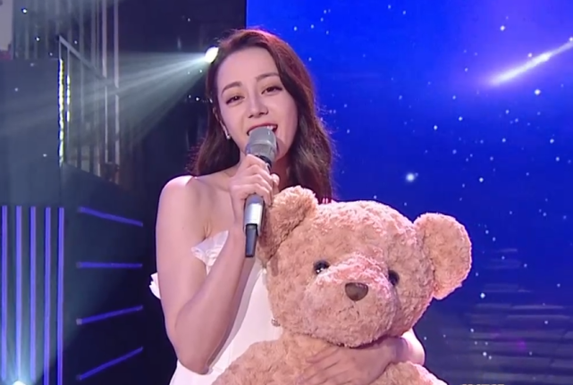 迪丽热巴直播被陌生男举钻戒求婚，汪涵及时拖