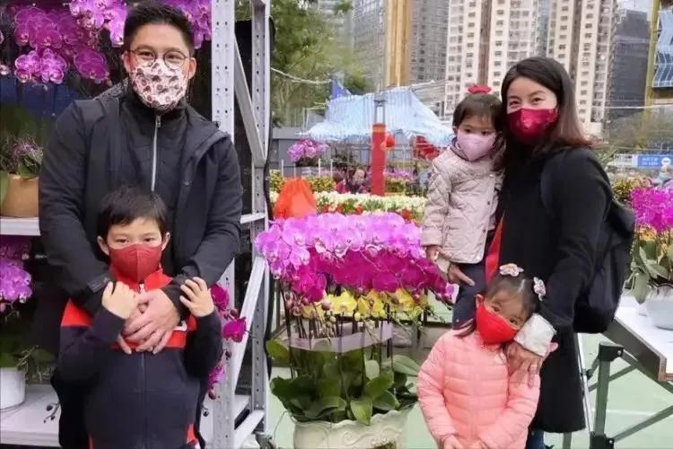 霍啟剛夫婦十指緊扣出席首映禮超甜蜜，郭晶晶笑容燦爛幸福難掩