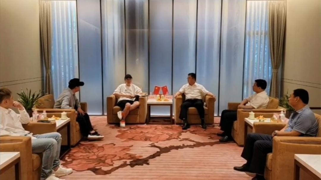 王思聪不搞美女搞事业，穿裤衩与市委领导会面，曾投资失败亏20亿