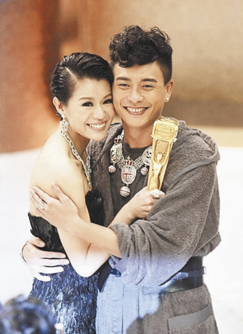 胡杏儿内地拍戏，丈夫既当爹又当妈带儿子捡贝壳，奕霆呛水萌态足