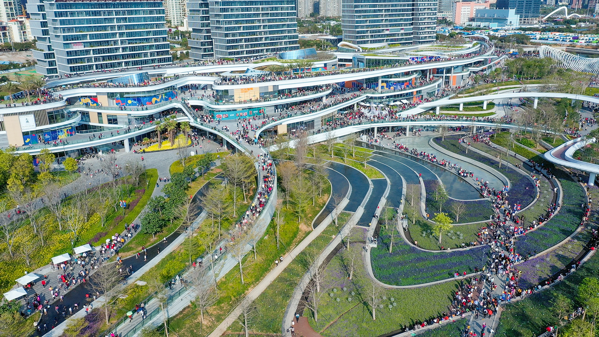 链接自然生态与都市生活，“很深圳”的地标塑造者 / LLA建筑设计