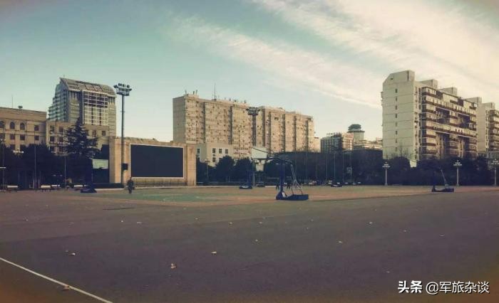 住在军区大院的军人都是什么级别，住在里面又