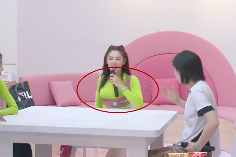 有一种严格叫张雨绮，训练时戴矫正带，前后对