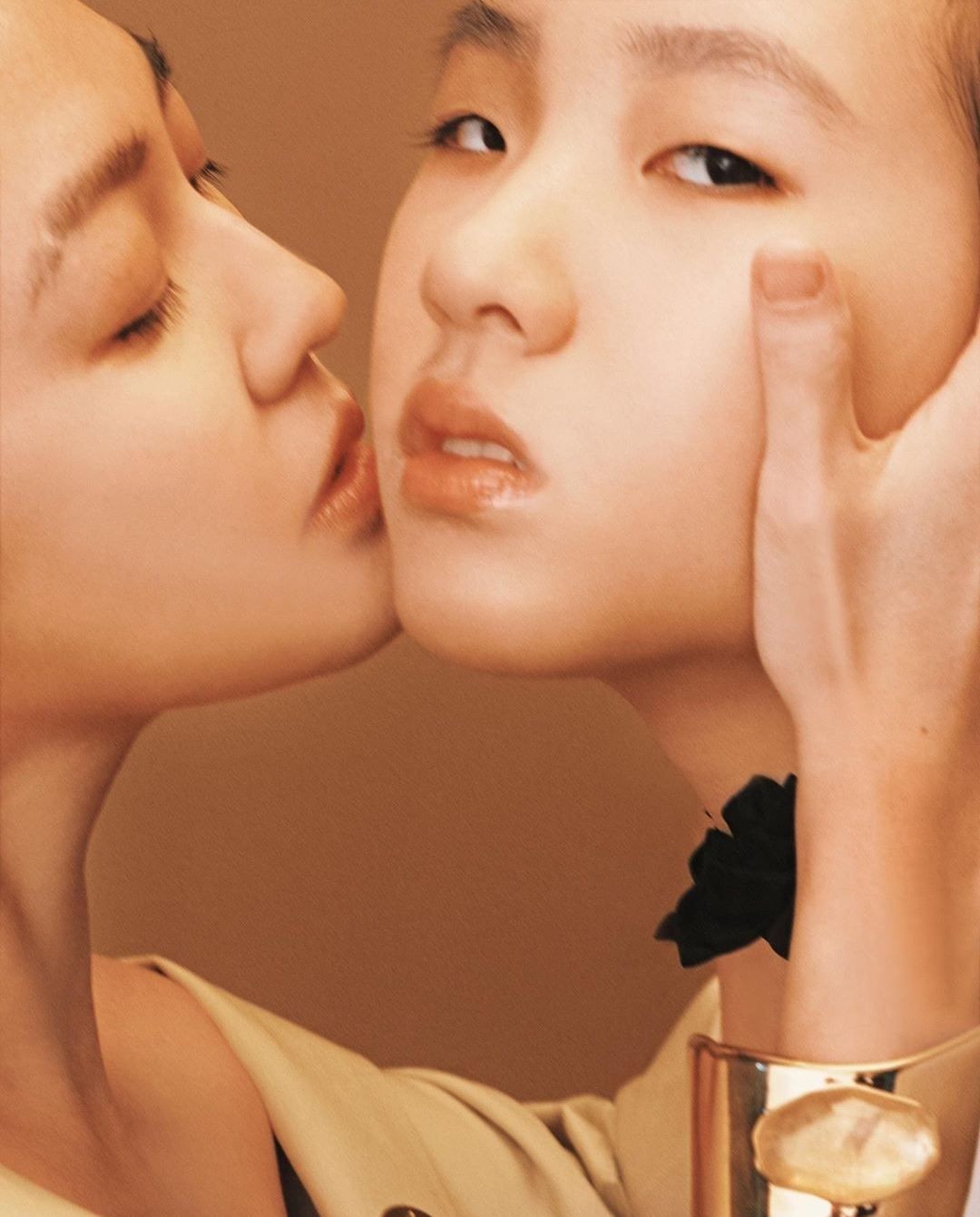 小S攜大女兒拍寫真，14歲許曦文穿搭成熟，母女神態高冷像姐妹