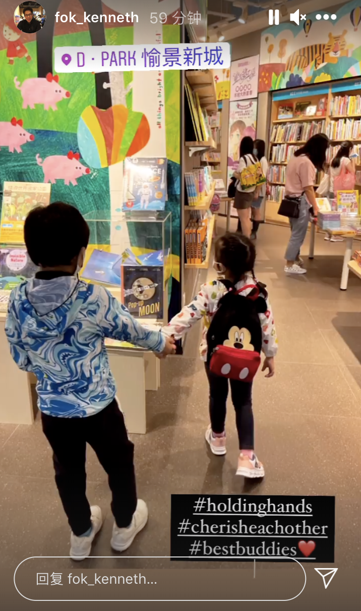 霍启刚郭晶晶甜蜜爱情上热搜，两人带儿子看书展，生活简单却幸福