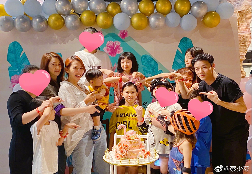 蔡少芬全家為女兒慶生，母女嘟嘴親吻張晉捏臉，魚蛋被蛋糕饞哭