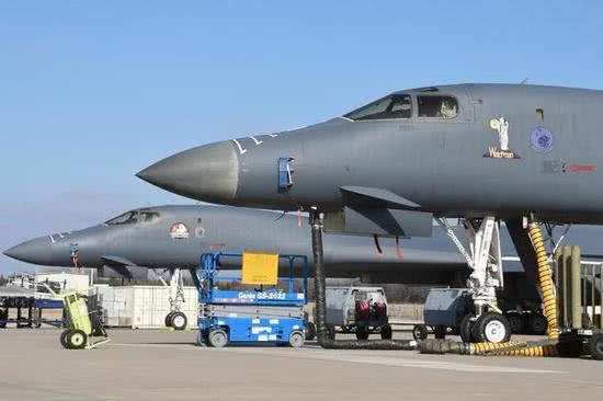 辽宁舰大洋练兵触动谁的神经？4架B-1突现身 携最新反航母导弹