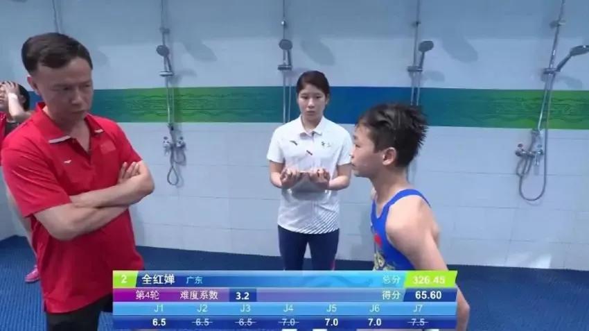 太可爱了！全红婵出现失误被何教练“眼神杀”，反应暖化网友的心