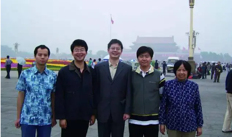 黄令仪：为破垄断，84岁依旧奋战在芯片研发前线，为国家做贡献