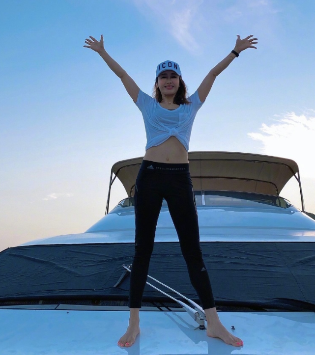 歲月不敗美人！ 黎姿李嘉欣共享下午茶，閨蜜倆凍齡狀態羨煞旁人