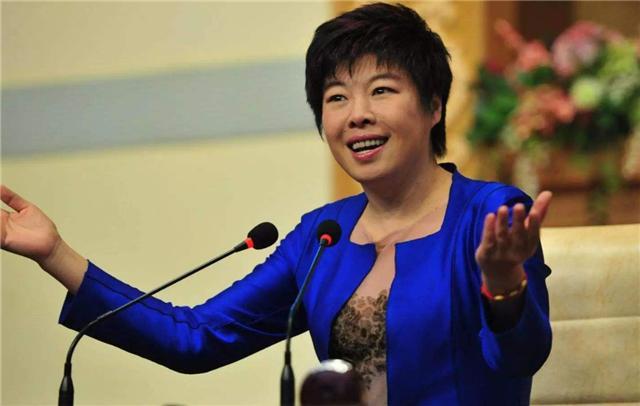 还记得那个被轰下台的于丹吗？在跌落神坛的日