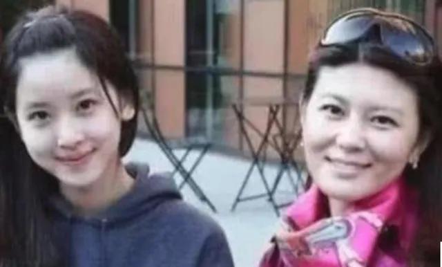 刘强东的丈母娘长什么样？网友表示:妈妈比女儿还惊艳，自闭了