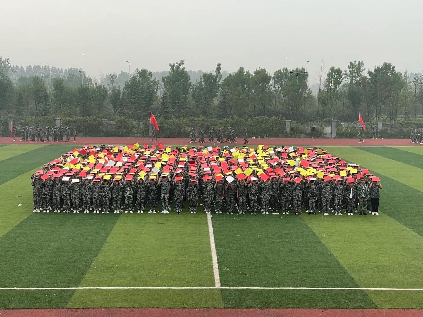 军训汇演展英姿 风雨同行再出发——驻马店农业学校军训汇演雨中举行 校领导淋雨观看无一离席