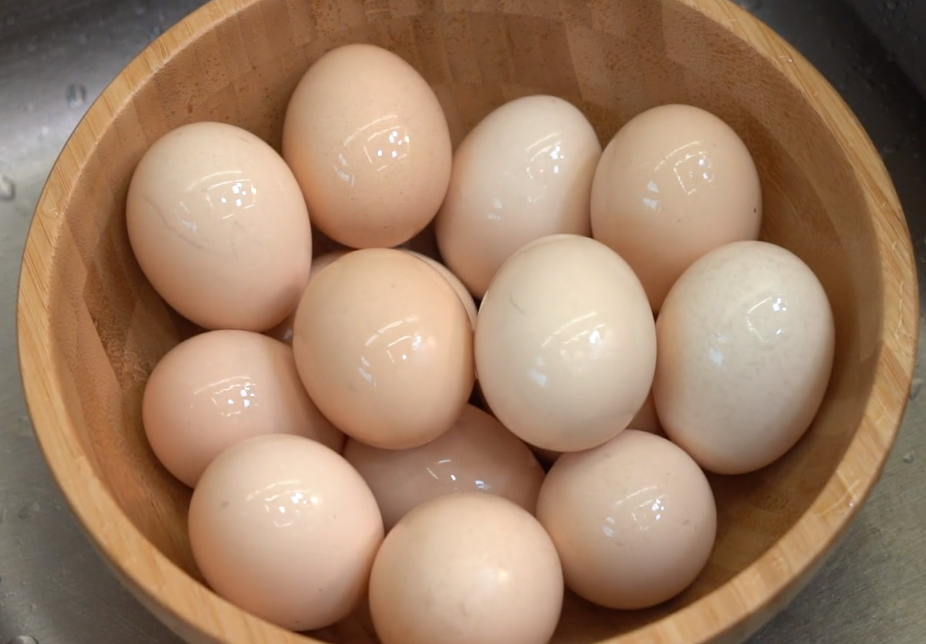 真正懶人鹽焗雞蛋，一個電飯煲就搞定，鹹香入味，比買的還要好吃