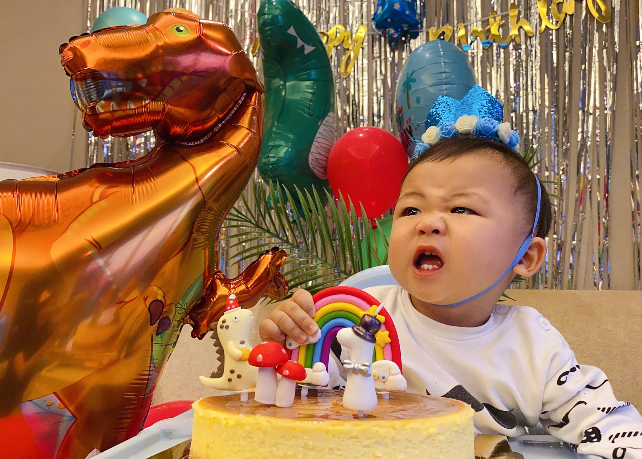 蔡少芬曬與兒子同框，母子倆戴口罩出行，魚蛋圓頭圓腦萌態十足