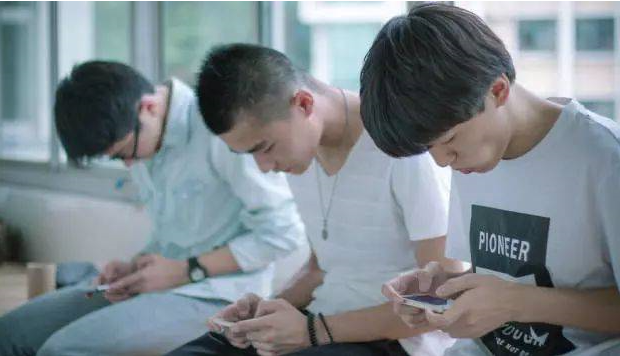 这一现象越来越严重，9亿国人深陷其中，年轻人拿到工资就往里砸