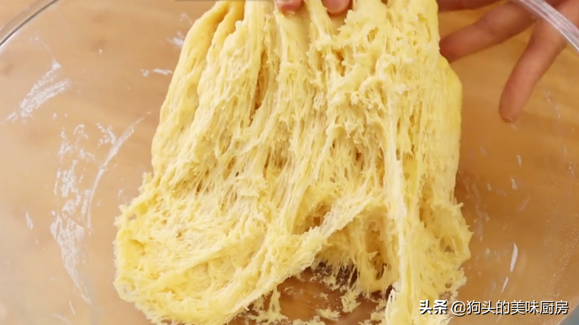 一碗麵粉，3個雞蛋，手指一戳一轉，香甜鬆軟，比買的麵包還好吃