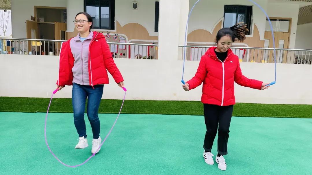 天府新区宁安幼儿园“三·八国际妇女节”教职工趣味运动会