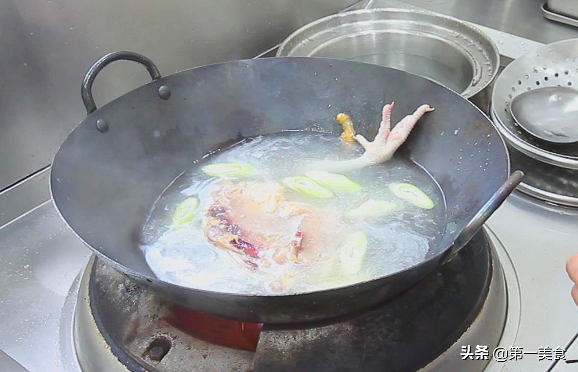 图片[6]-川味口水鸡怎样做又嫩又滑 厨师长分享这几招 肉质鲜嫩又香辣-起舞食谱网
