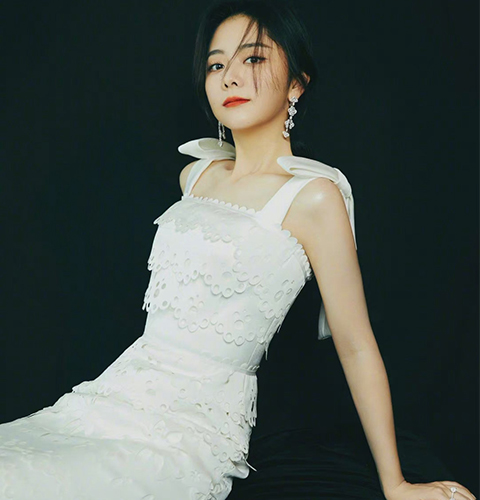 谭松韵、杨紫、鞠婧祎、杨超越、杨幂的白裙造型，如童话里的公主