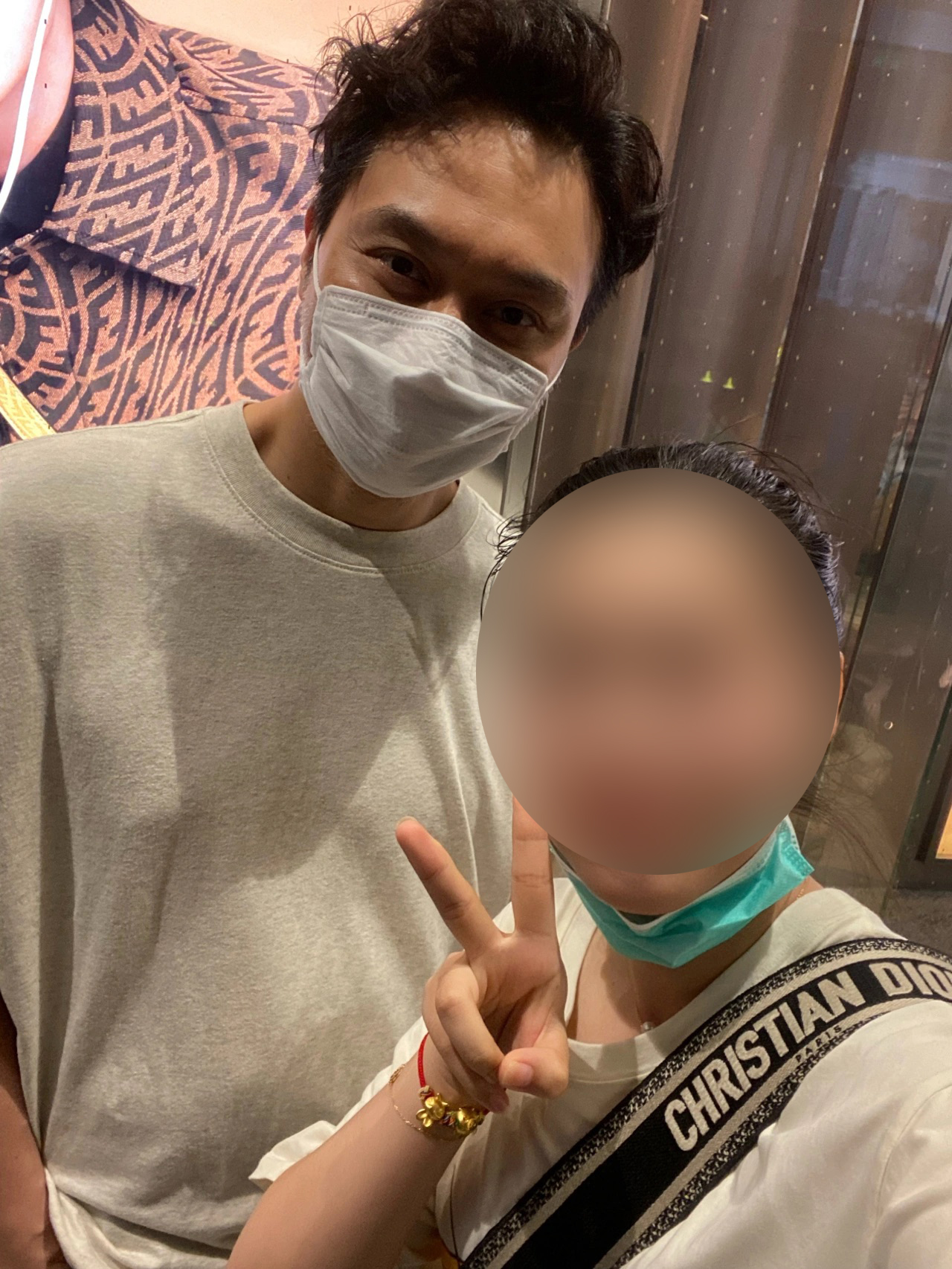 偶遇袁咏仪一家三口逛街，张智霖被赞亲民，魔童见镜头挥手打招呼