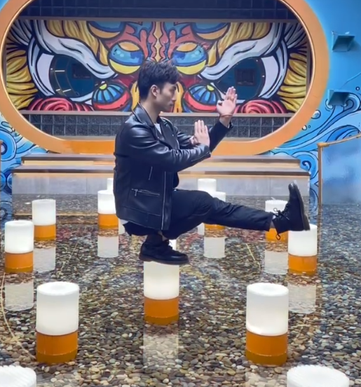 姐姐妹妹的武馆挑战咏春蹲,秦霄贤一蹲不起,刘些宁是练武的料子