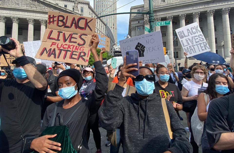 美国新冠疫情死亡突破10万，白宫被迫紧急封锁，关键时刻雪上加霜