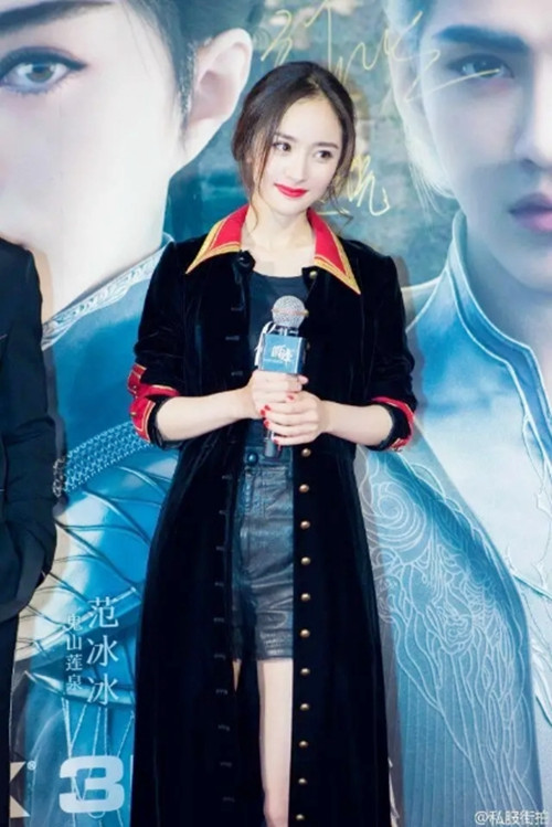 李菲兒穿絲絨外套優(yōu)雅迷人 V領風格秀美肩 減齡劉海是亮點