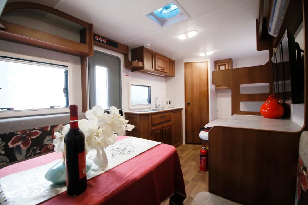 巨威460B美式豪華拖掛房車 實木家具 后縱子母床版