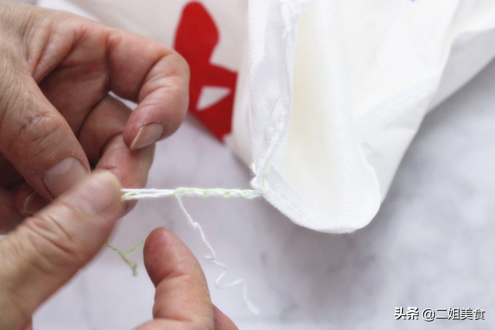 原来面袋子上有一个小机关，轻轻一拉就打开了，再不用生拉硬拽