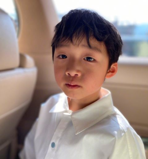 鄒市明兒子軒軒長大了！ 近照眉眼秀氣成帥哥，9歲雙腿粗壯不似爸