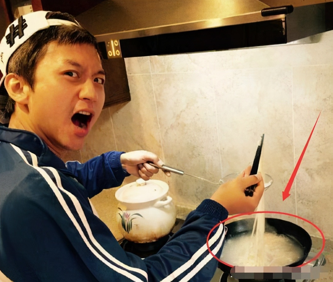 邓超发微博炫耀孙俪为他做饭，却意外爆出家中
