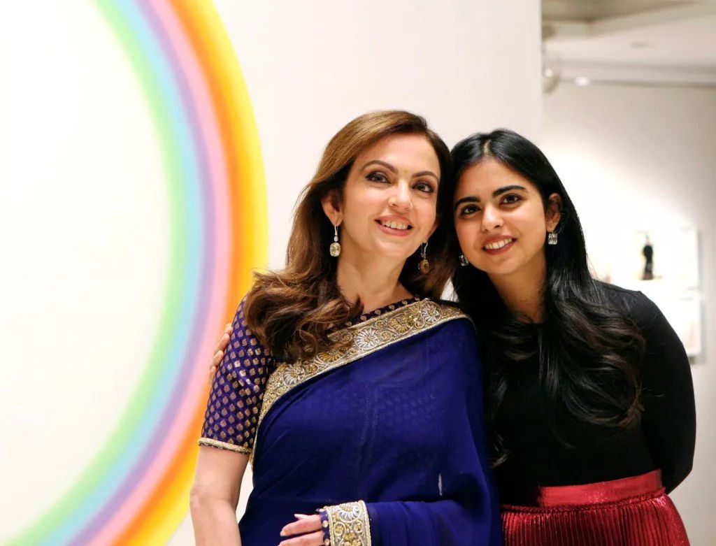 600多位佣人，爱车镶满钻石，这个女人凭什么被