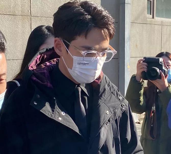 Spring late couplet platoon: Qin Hailu takes vacuum cup, yang Mi publicizes the film with guaze mask, ni Ni wears cape to become short