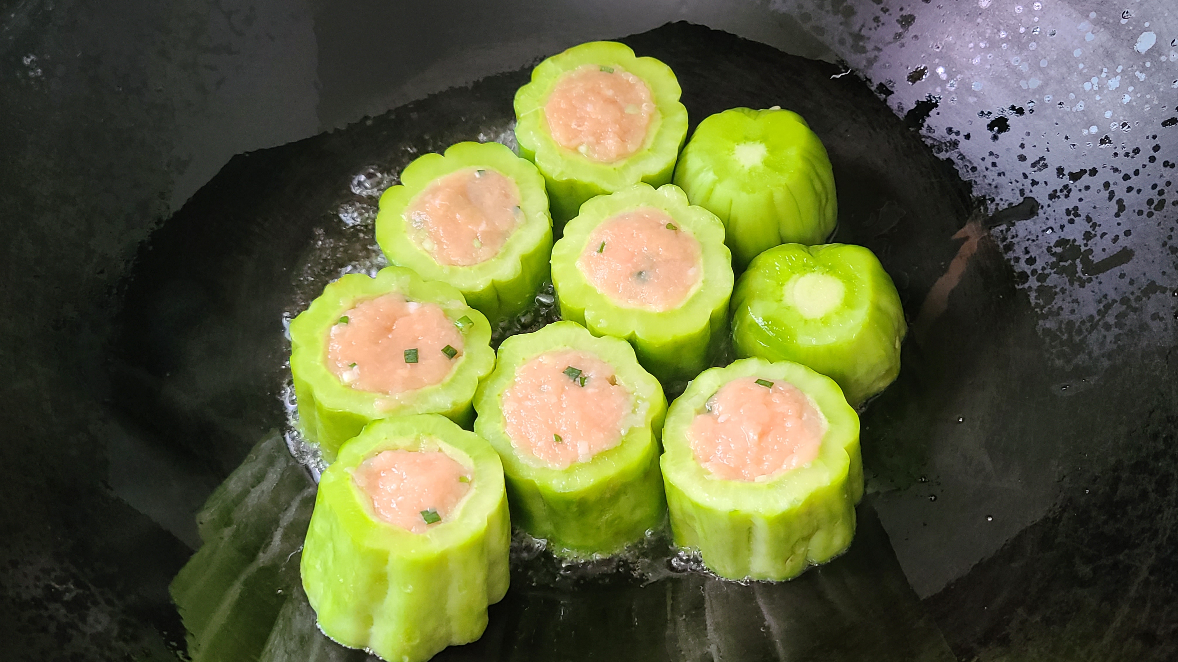 天氣這麼熱，教你一道廣東常見的釀苦瓜，香濃美味，好吃簡單