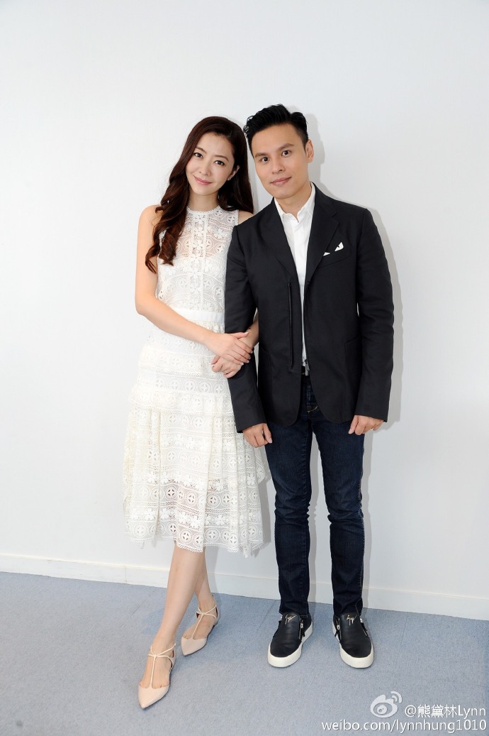 熊黛林郭可頌結婚四年，懷抱雙胞胎女兒畫面有愛，甜蜜互動表思念