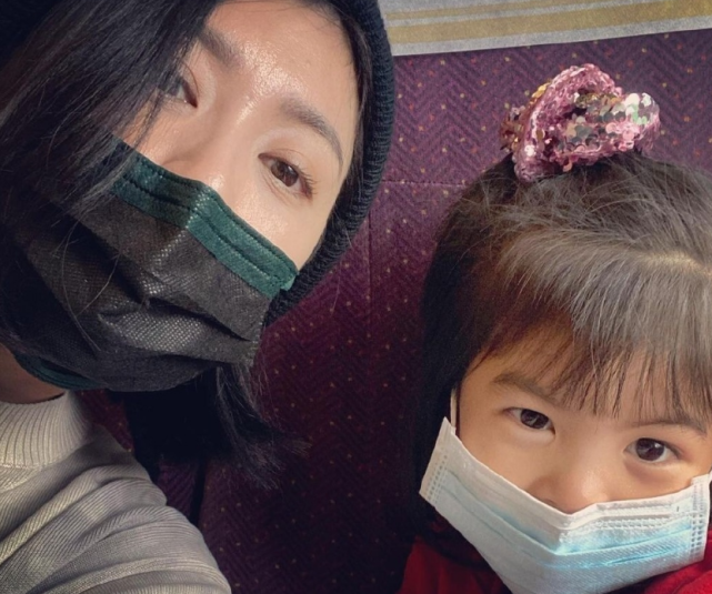 贾静雯4岁女儿波妞给妈妈做礼物，并嘟嘴献吻，颜值解封越长越美