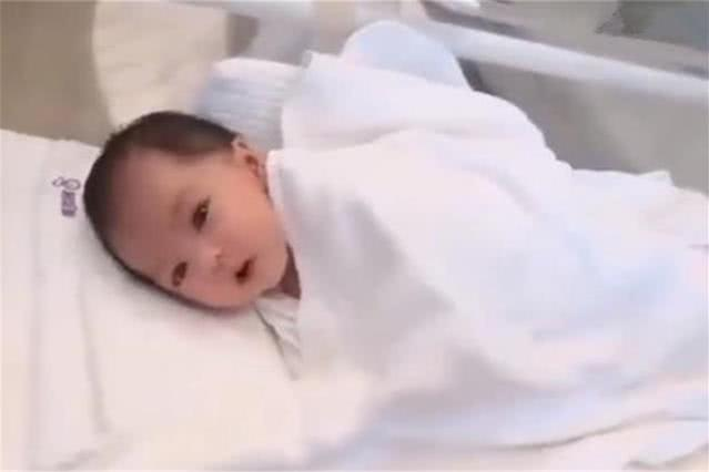 “高颜值宝宝”火了，靠容貌征服网友：像在娘胎里“割过双眼皮”