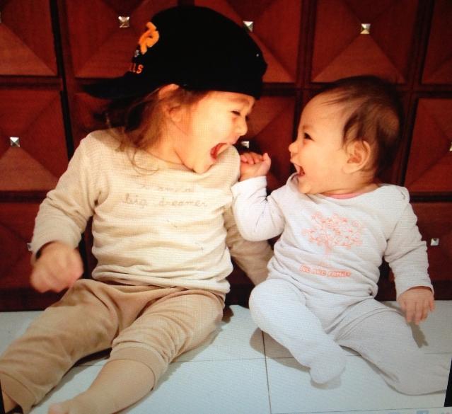 劉燁妻子曬女兒九歲生日照，雙眼有神皮膚黑，一對兔牙搶鏡